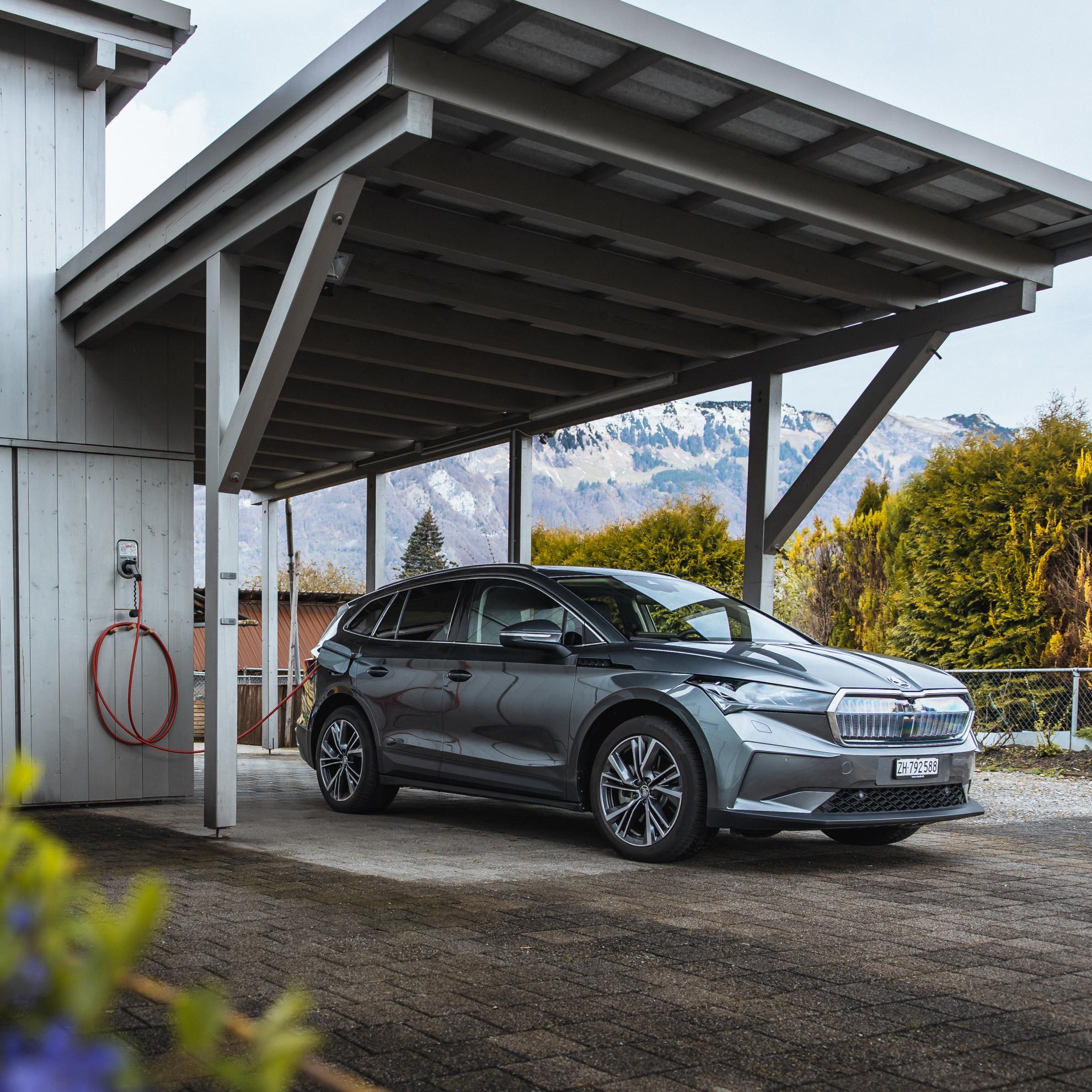 Elektroauto in einem Carport